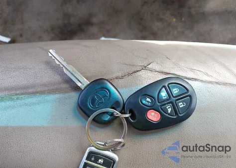 2010 Toyota Sienna Xle z USA, uszkodzony, nr VIN 5TDDK4CC5AS034121